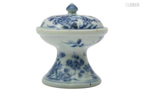 A SMALL CHINESE BLUE AND WHITE STEM BOWL AND COVER.