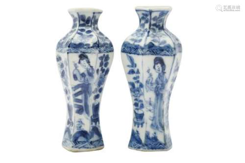A PAIR OF MINIATURE CHINESE BLUE AND WHITE VASES.