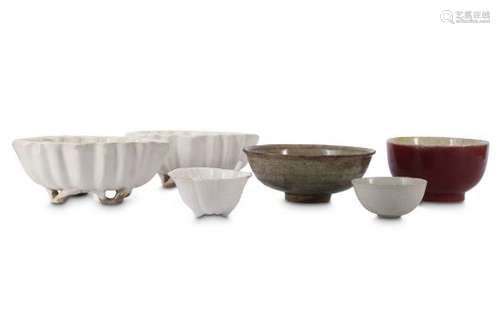 A COLLECTION OF SIX CHINESE CERAMIC ITEMS.