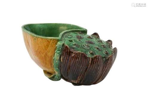 A CHINESE SANCAI 'LOTUS POD' WATER DROPPER.