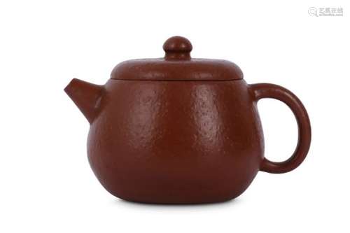 A SMALL CHINESE YIXING ZISHA TEAPOT AND COVER.