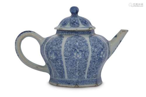 A CHINESE BLUE AND WHITE TEAPOT AND COVER.