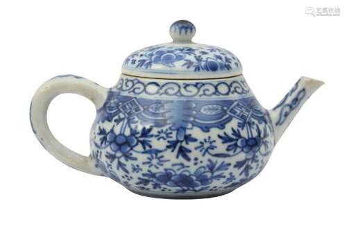 A CHINESE BLUE AND WHITE TEAPOT AND COVER.