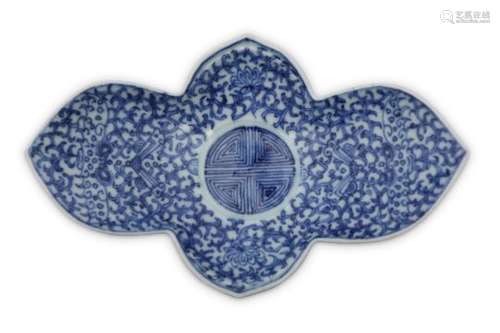 A CHINESE BLUE AND WHITE INGOT-SHAPED SAUCER.