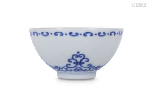 A CHINESE BLUE AND WHITE CUP.