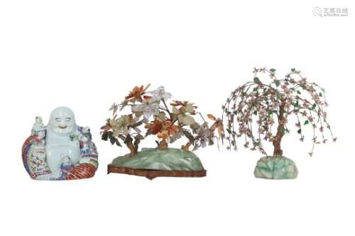 A CHINESE FAMILLE ROSE FIGURE OF BUDAI HESHANG TOGETHER WITH TWO HARDSTONE BOULDERS WITH PLANTS.
