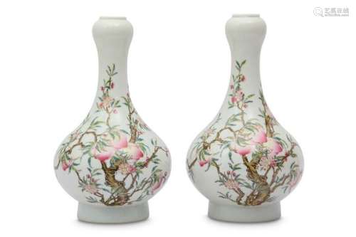 A PAIR OF CHINESE FAMILLE ROSE GARLIC MOUTH 'PEACHES' VASES.