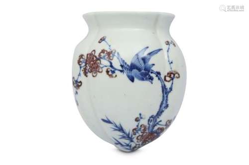 A CHINESE BLUE AND WHITE AND UNDERGLAZE RED WALL VASE.