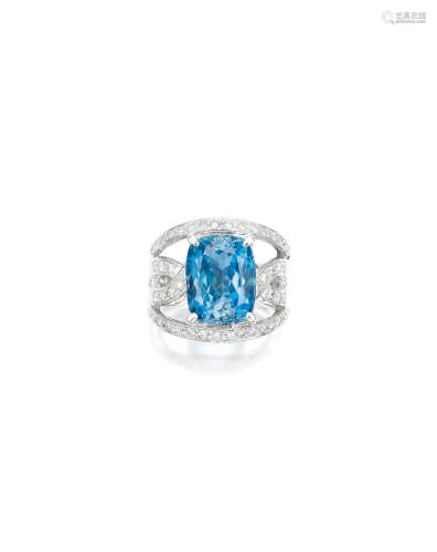 AN AQUAMARINE AND DIAMOND RING