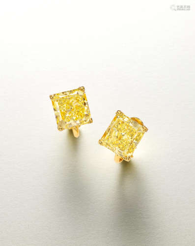 AN IMPORTANT PAIR OF COLOURED DIAMOND EARCLIPS, CARVIN FRENCH