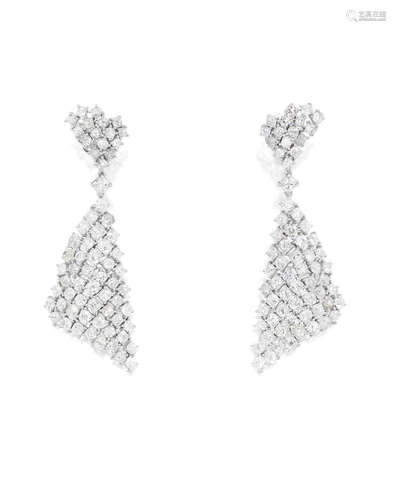 A PAIR OF DIAMOND EARPENDANTS