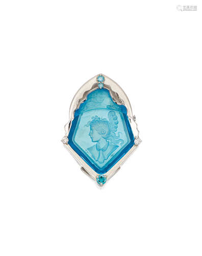 A BLUE TOPAZ PENDANT/BROOCH, WALLACE CHAN