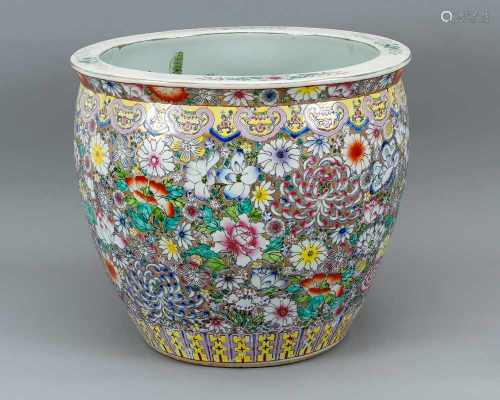 Large Chinese porcelain pot