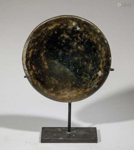 Miroir circulaire en bronze à patine de fouille. C…
