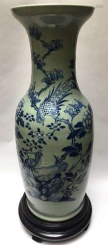 Vase balustre en porcelaine bleu, blanc à décor d'…