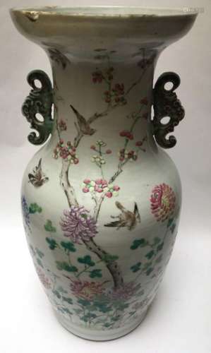 Vase balustre en porcelaine polychrome à décor de …