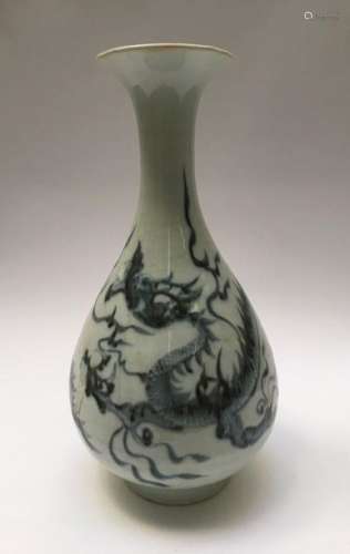 Vase flacon à décor au dragon en porcelaine bleu b…