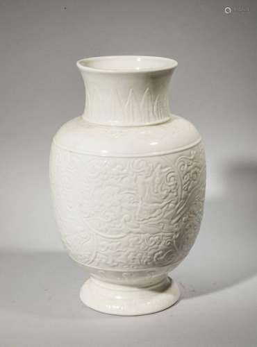 Vase en porcelaine blanche à décor moulé. Chine, X…
