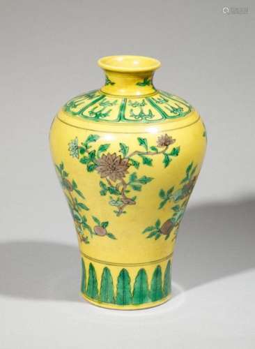 Vase de forme meiping en porcelaine à décor floral…