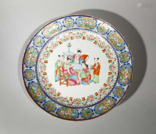 Assiette à décor de lettrés en porcelaine polychro…