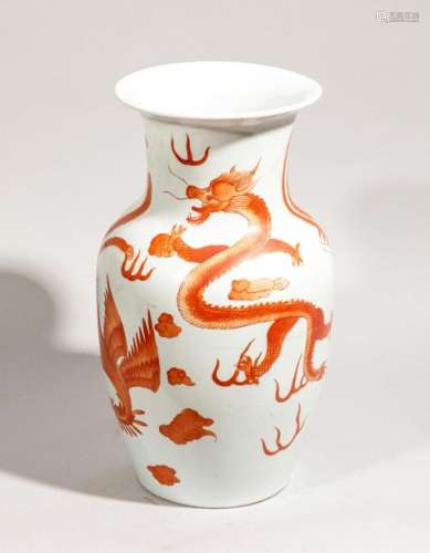 Vase balustre en porcelaine blanche à décor orangé…
