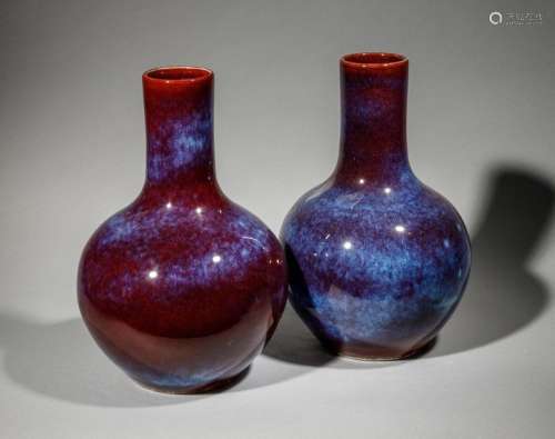 Paire de vases au long col en porcelaine bleu sur …