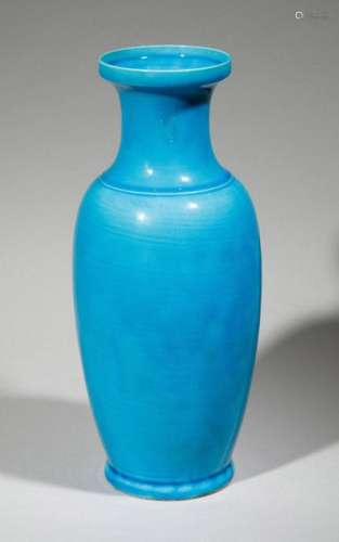 Vase en porcelaine à couverte turquoise. Chine, Qi…