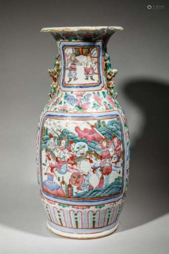Vase en porcelaine polychrome à décor de personnag…