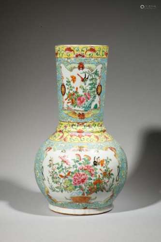 Vase au long col en porcelaine à décor d'oiseaux e…