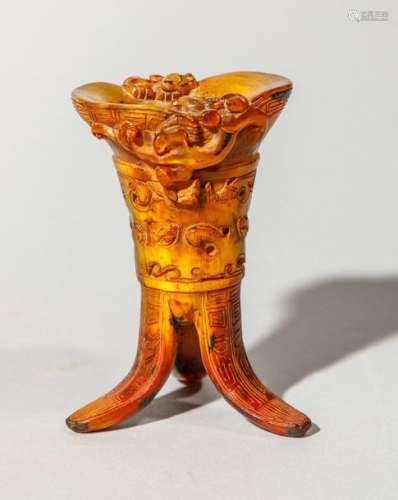 Coupe libatoire tripode en corne sculptée. Chine, …