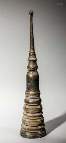 Stupa en bois laqué. Birmanie, XXème siècle H: 54c…