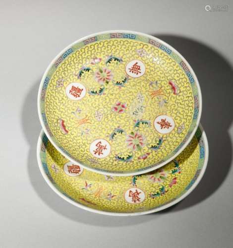Deux assiettes en porcelaine à décor floral et idé…