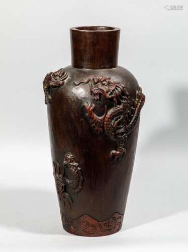 Vase en bois sculptée de dragons. Chine, XXème siè…