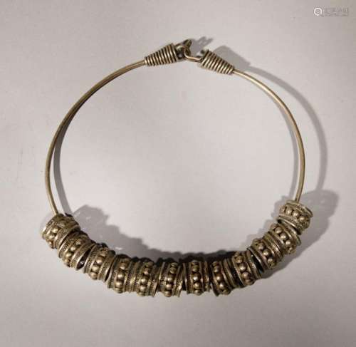 Collier en métal argenté. Miao hauts plateaux du V…