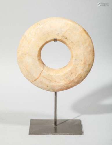 Anneau en pierre ocre. Chine, XXème siècle D: 16cm