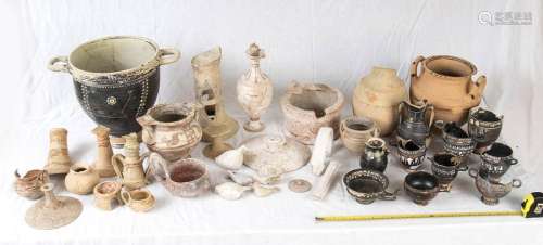 GROUP OF CANOSINE AND APULIAN VESSELS AND FRAGMENT…