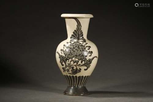 A Chinese Porcelain Cizhou Kiln Flower Patten Vase