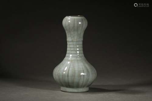 A Chinese Porcelain Guan Glaze Garlic Vase