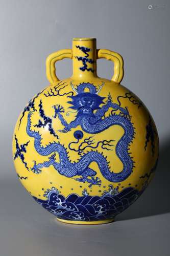 A Chinese Porcelain Yellow Glaze Dragon Vase