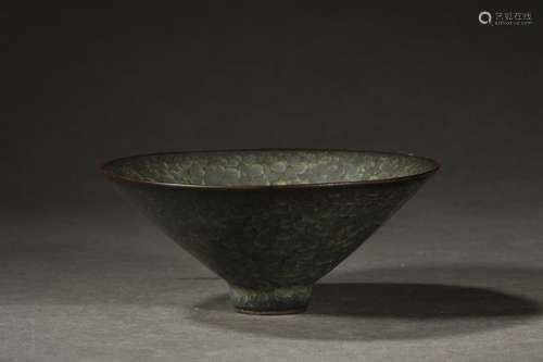 A Chinese Porcelain Longquan Kiln Ice Pattern Bowl