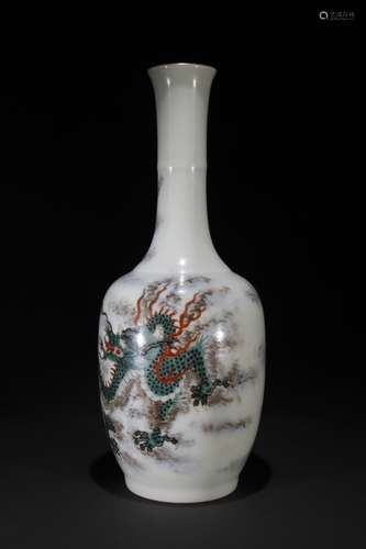 A Chinese Porcelain Gucai Dragon Painted Vase