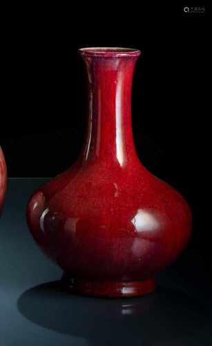Vase mit leicht streifig verlaufender kupferroter Glasur