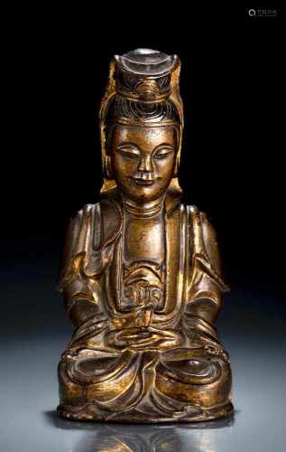 Bronze des Guanyin im Meditationssitz mit Lackvergoldung