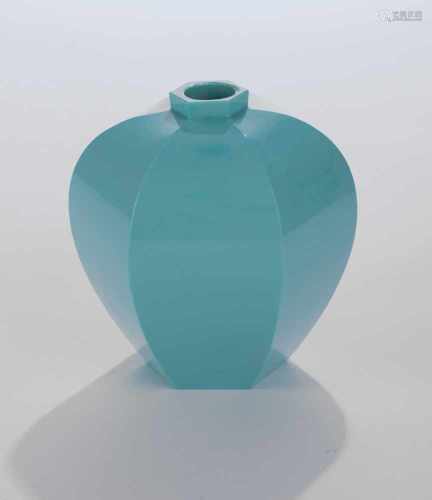 Hexagonale Vase aus türkisfarbenem Glas