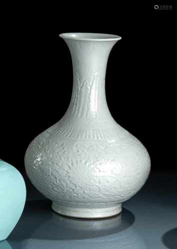 Vase mit reliefiertem Dekor von Lotos und Rankwerk, leicht cremefarben glasiert