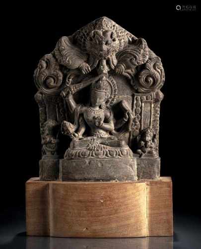 Relief, vielleicht des Manjushri aus grauem Stein, auf einen Holzsockel montiert