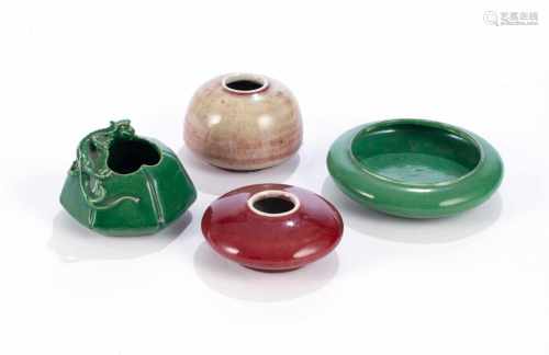 Vier monochrom glasierte Pinselwascher aus Porzellan, smaragdgrün bzw. kuperrot glasiert
