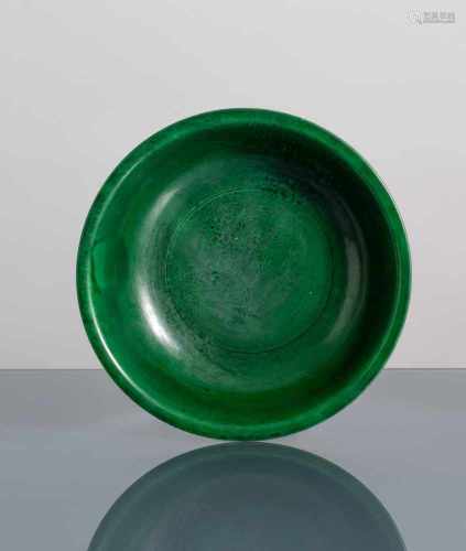 Feine smaragdgrün glasierte, weit ausladende Schale aus Porzellan mit Lotosgravur