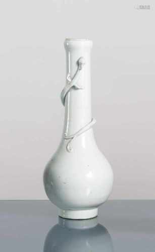 Seltene Dehua-Vase mit plastischem Chilong um den Hals