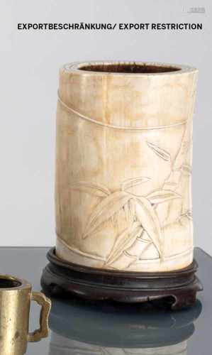 Pinselbecher aus Elfenbein mit Bambusdekor in Relief